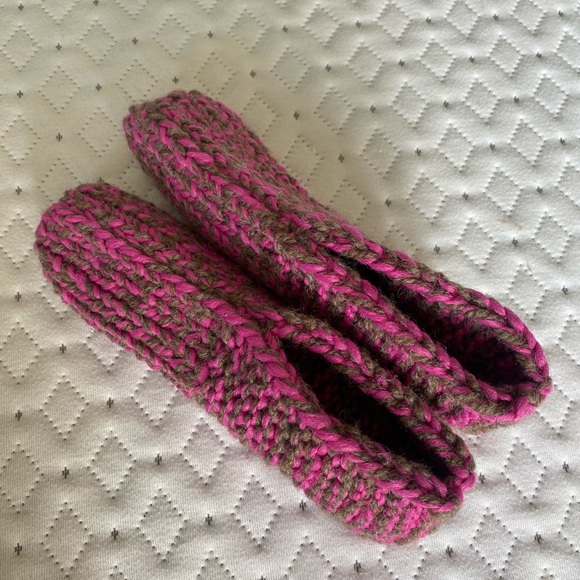 Hand-knit slippers - Picture 3 of 3